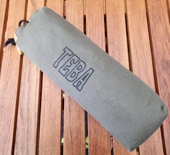 Huvudbild Tygdummy Ca 2 kg Mörkgrön Totallängd utan handtag ca 37 cm Diameter ca 9,5 cm Flyter ej